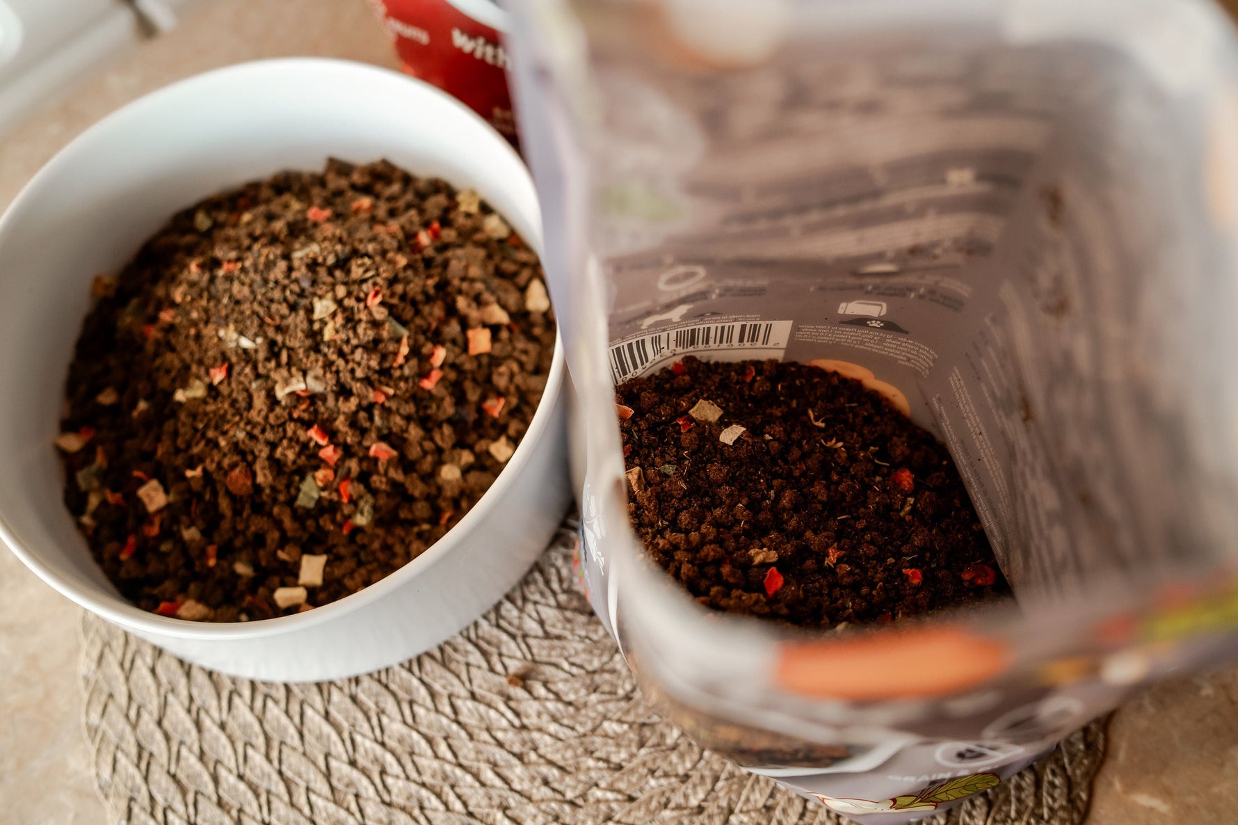 Nie tylko smak! Jak wzbogacić dietę psa witaminami prosto z natury dzięki Dogflakes?